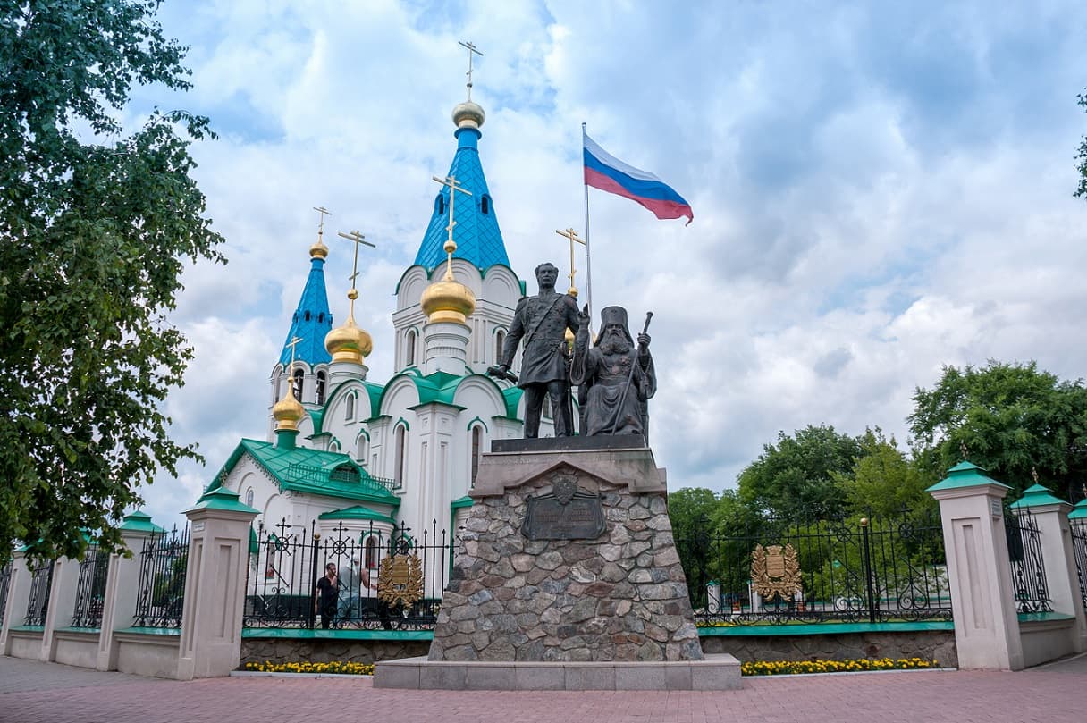 Памятник Муравьеву-Амурскому и митрополиту Иннокентию