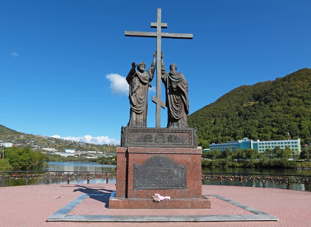 Памятник святым апостолам Петру и Павлу