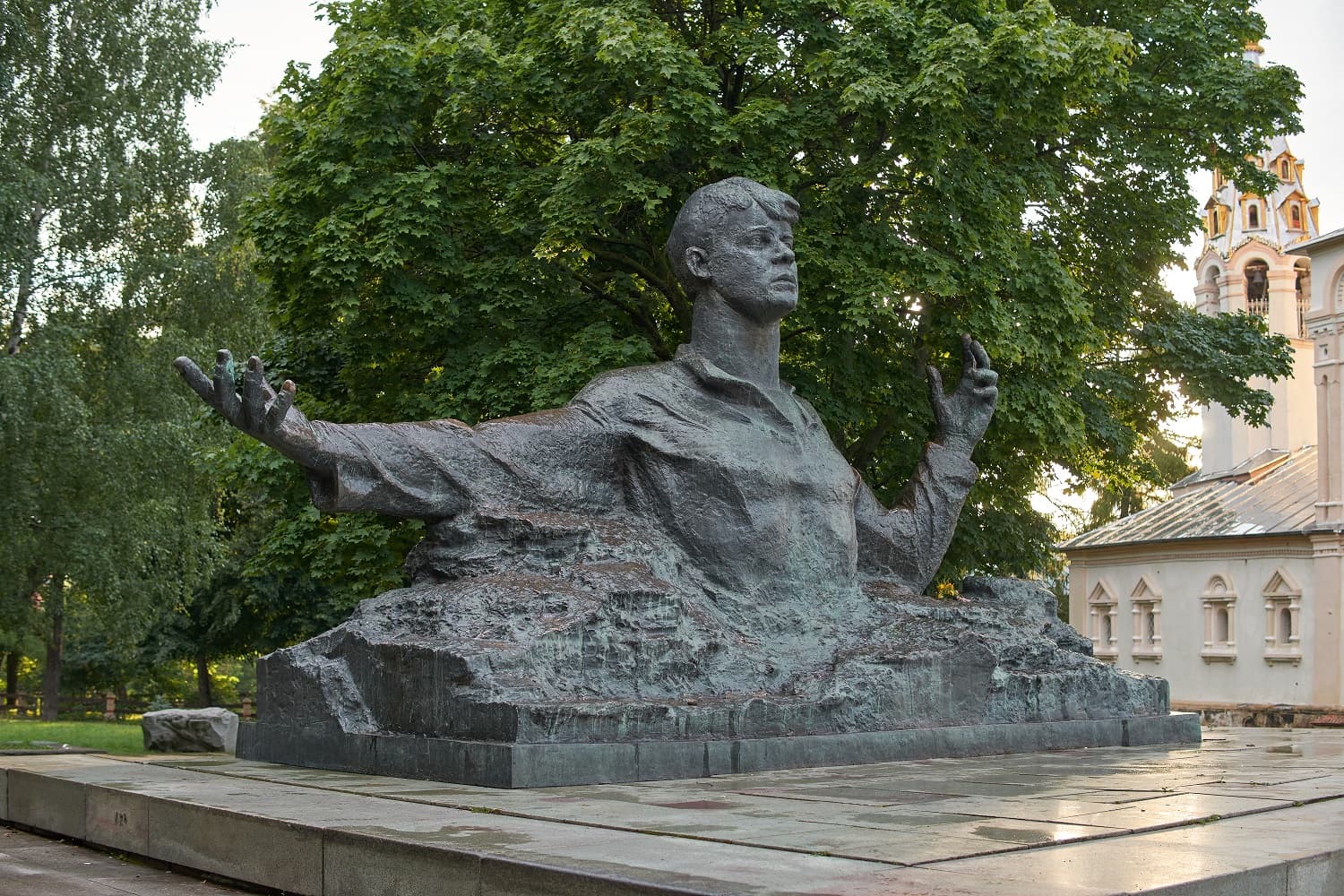 Памятник Есенину