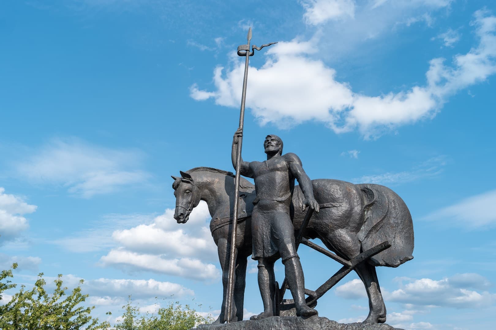   Памятник «Первопоселенец»