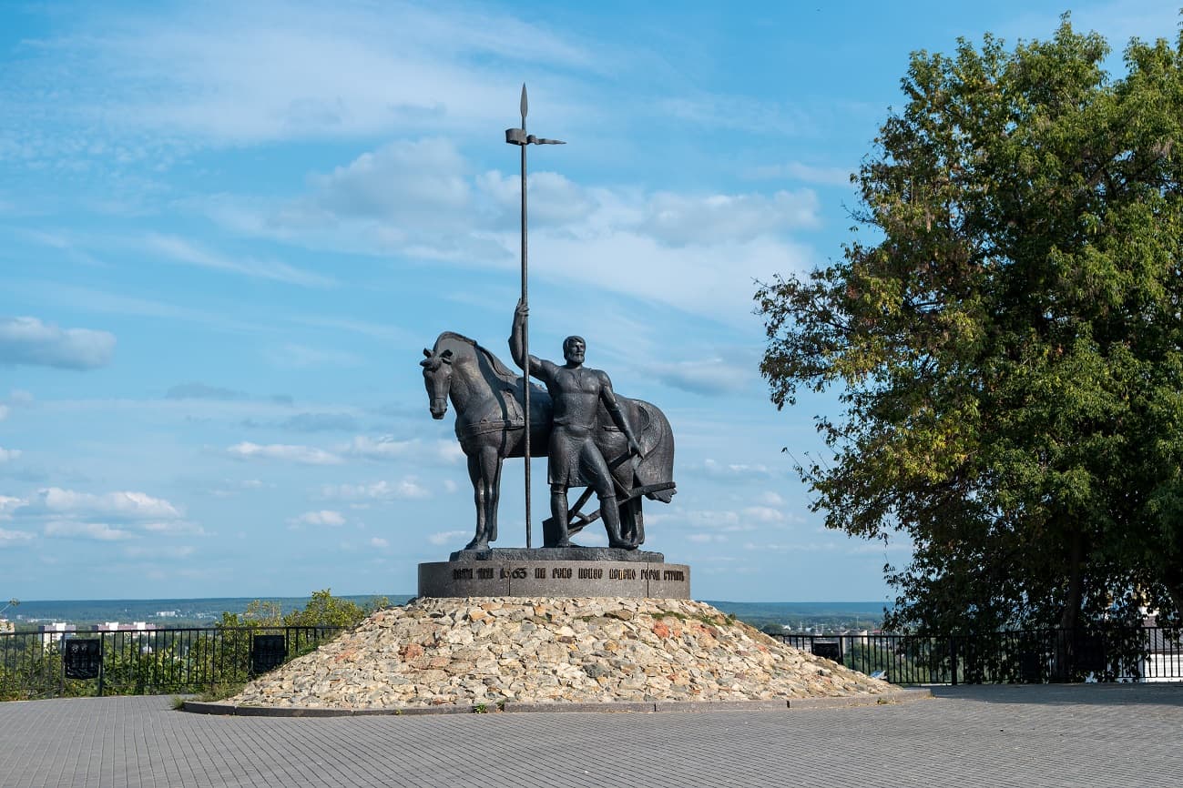   Памятник «Первопоселенец»