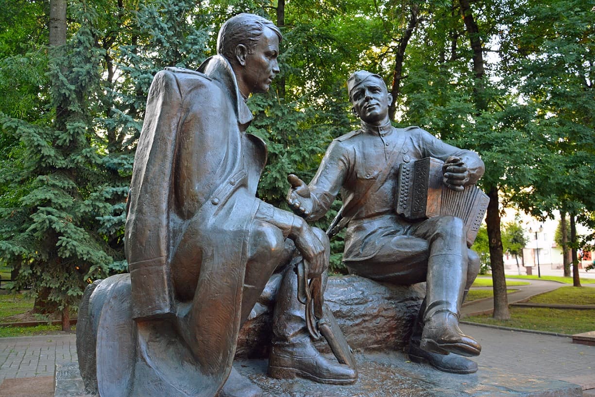Памятник Твардовскому и Теркину