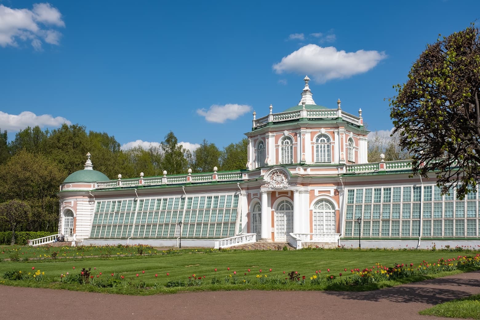 Большая каменная оранжерея 