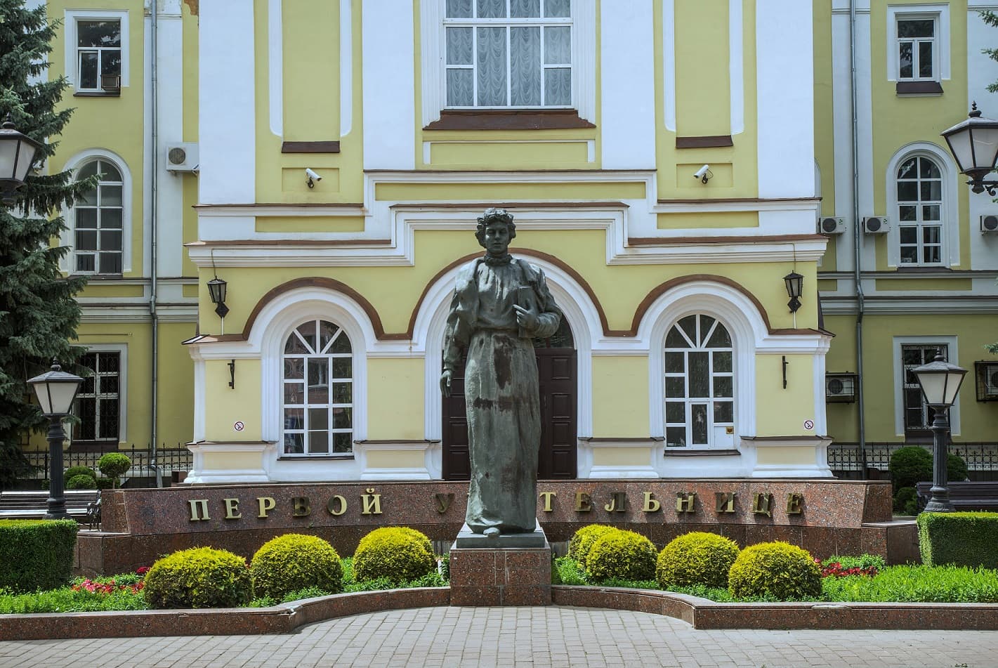 Памятник первой учительнице 