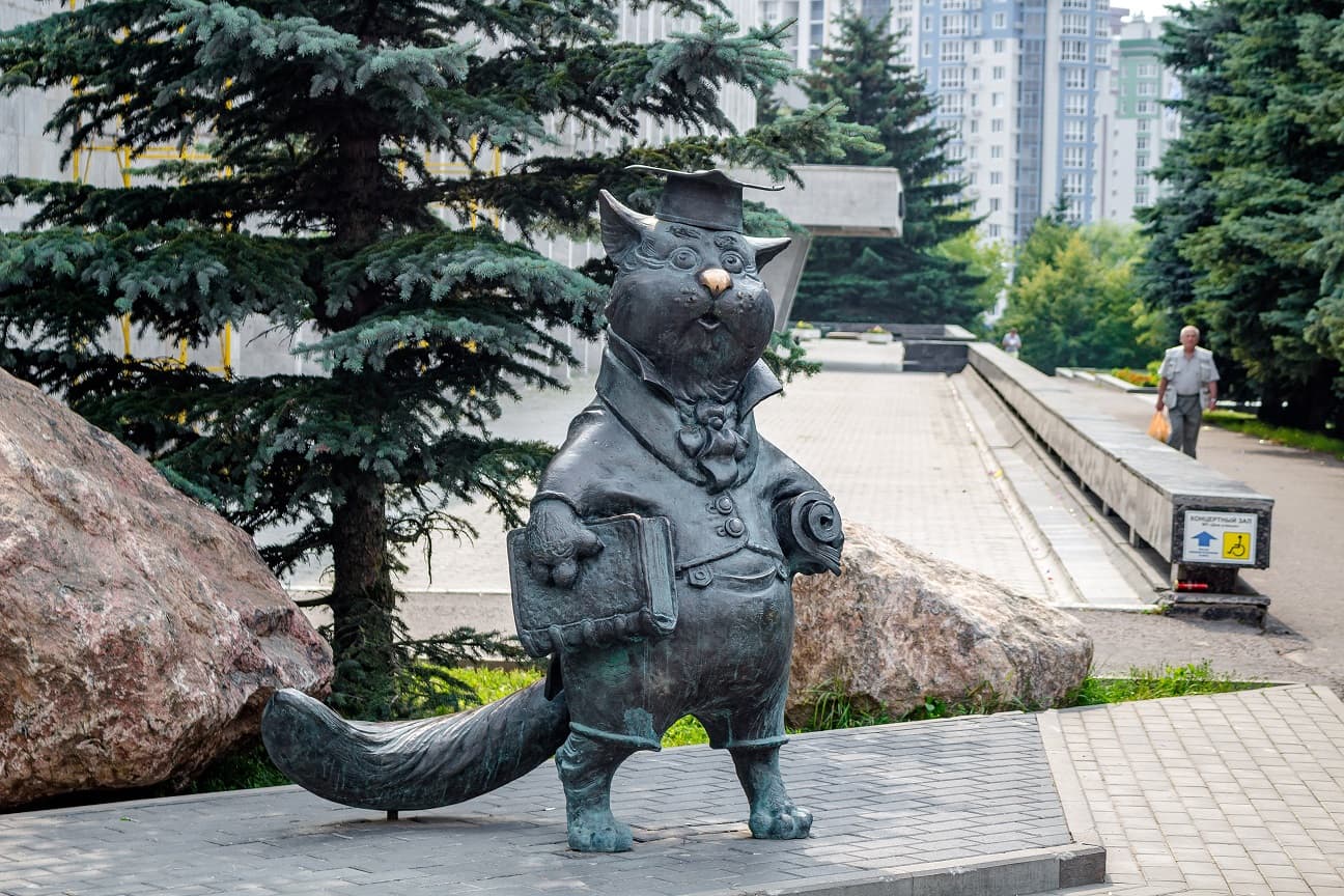 Скульптура «Кот ученый»