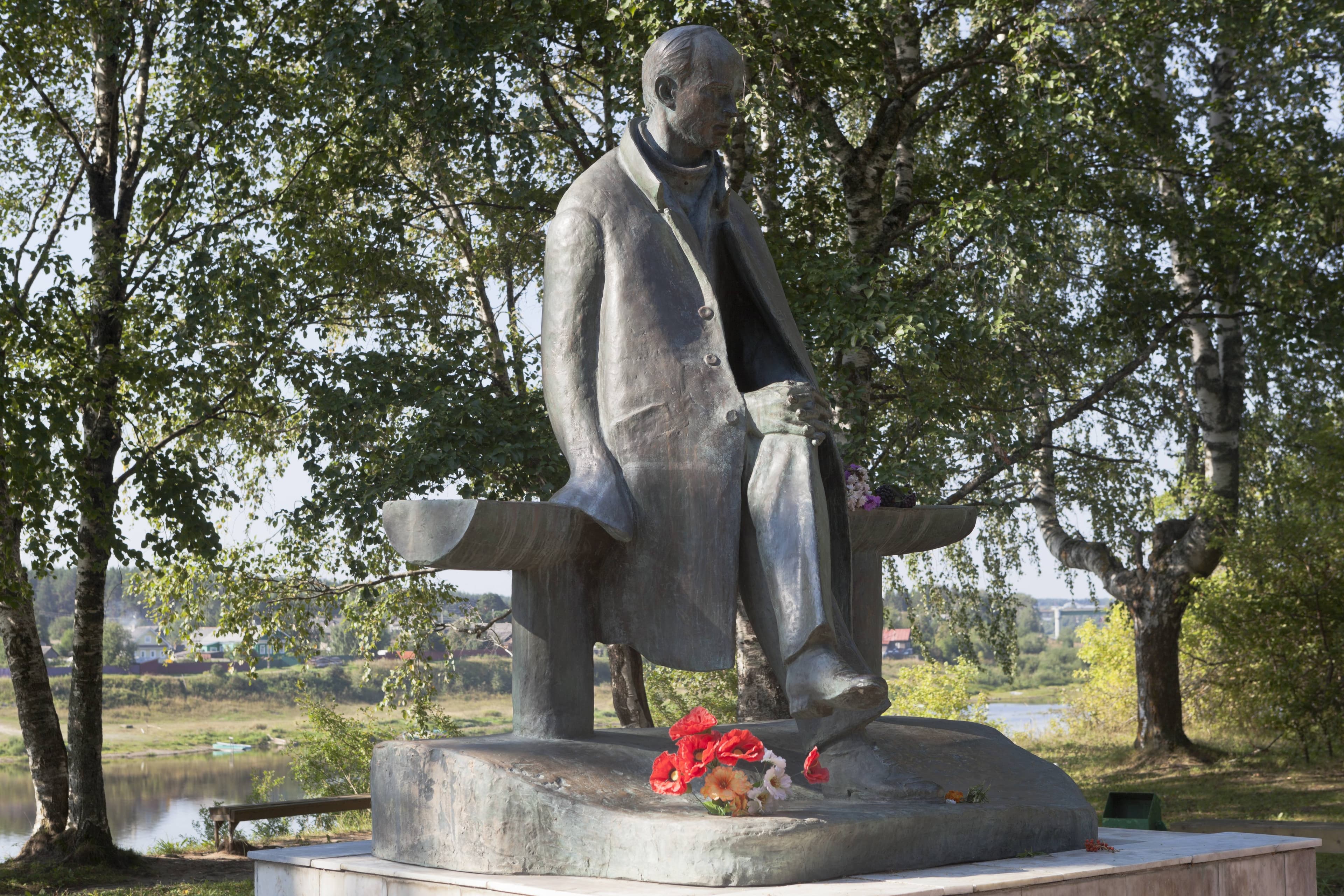 Памятник Рубцову