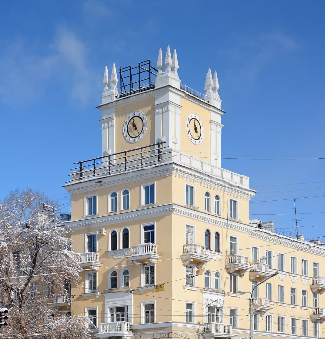 Дом с часами
