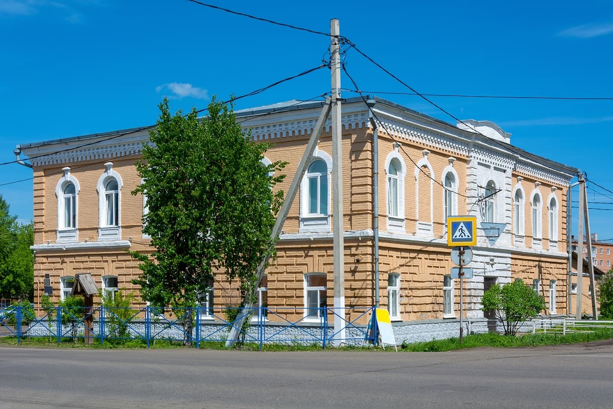 Здание бывшего начального мужского училища
