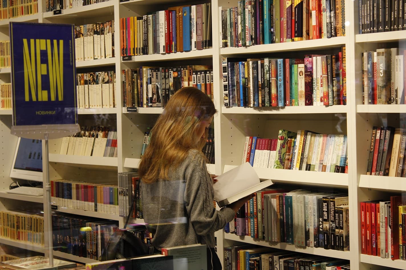 Информационная стойка в книжном магазине «Достоевский»