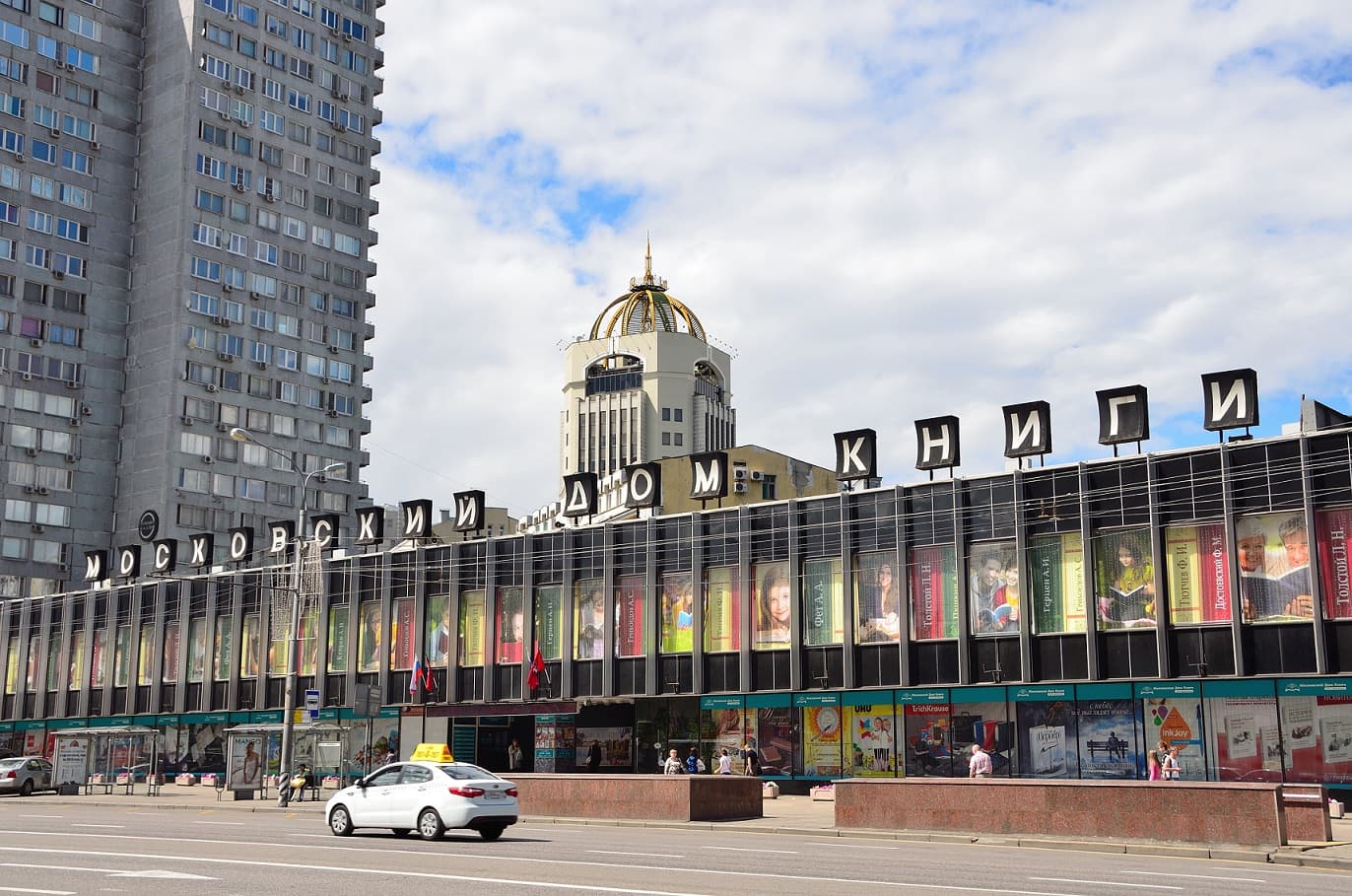 Информационная стойка в Московском Доме Книги