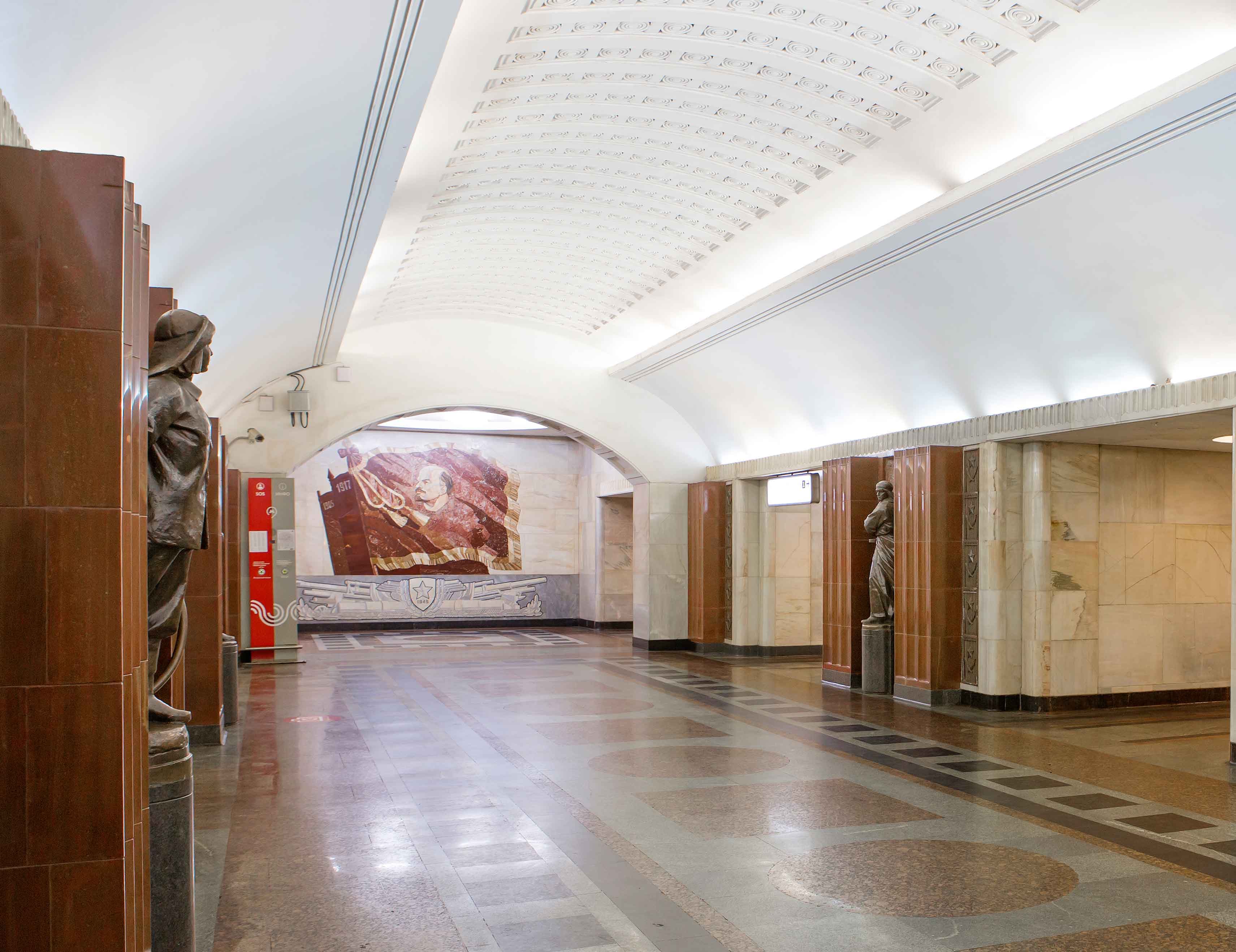 Станция метро «Бауманская» 