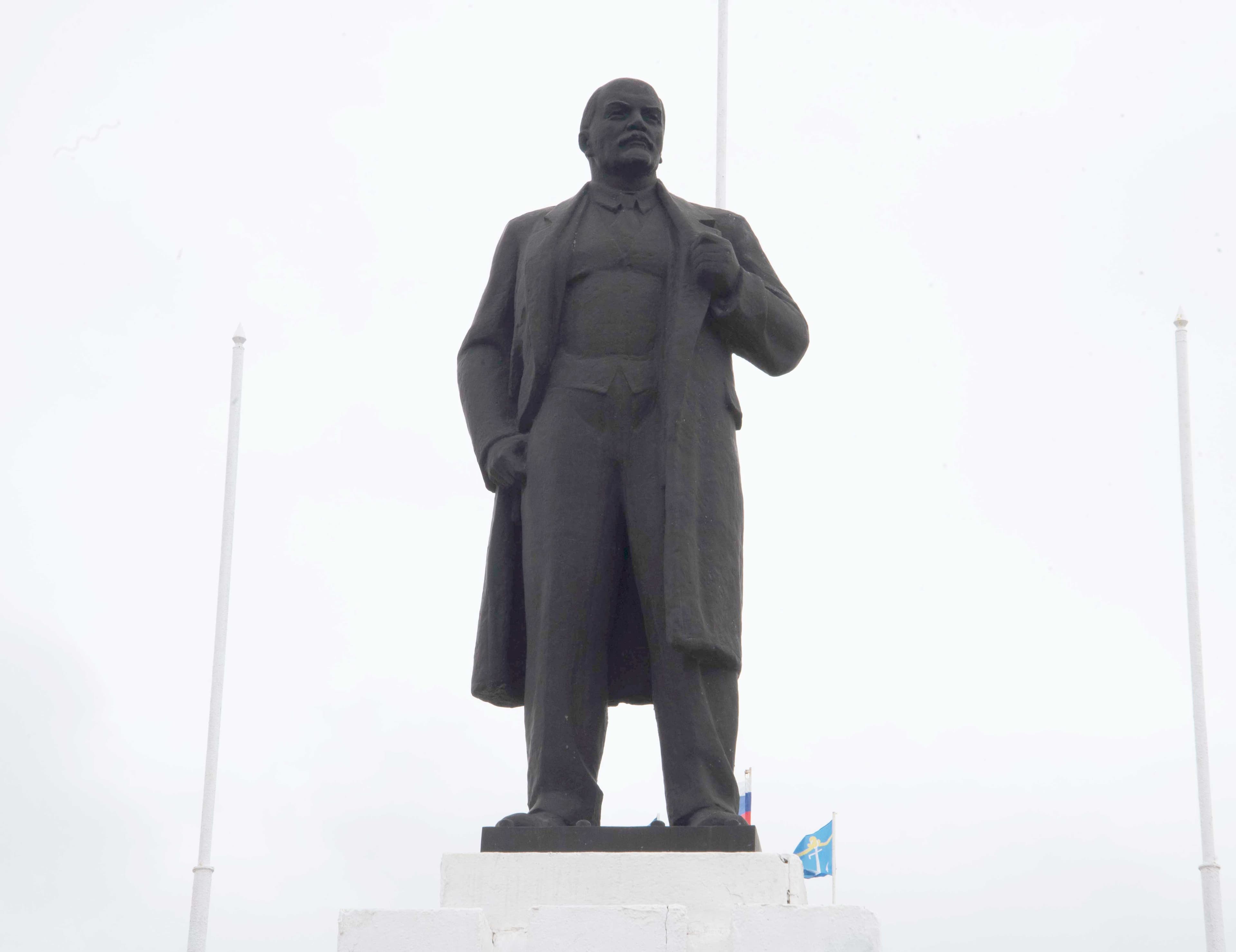 Памятник В. И. Ленину в Холмске