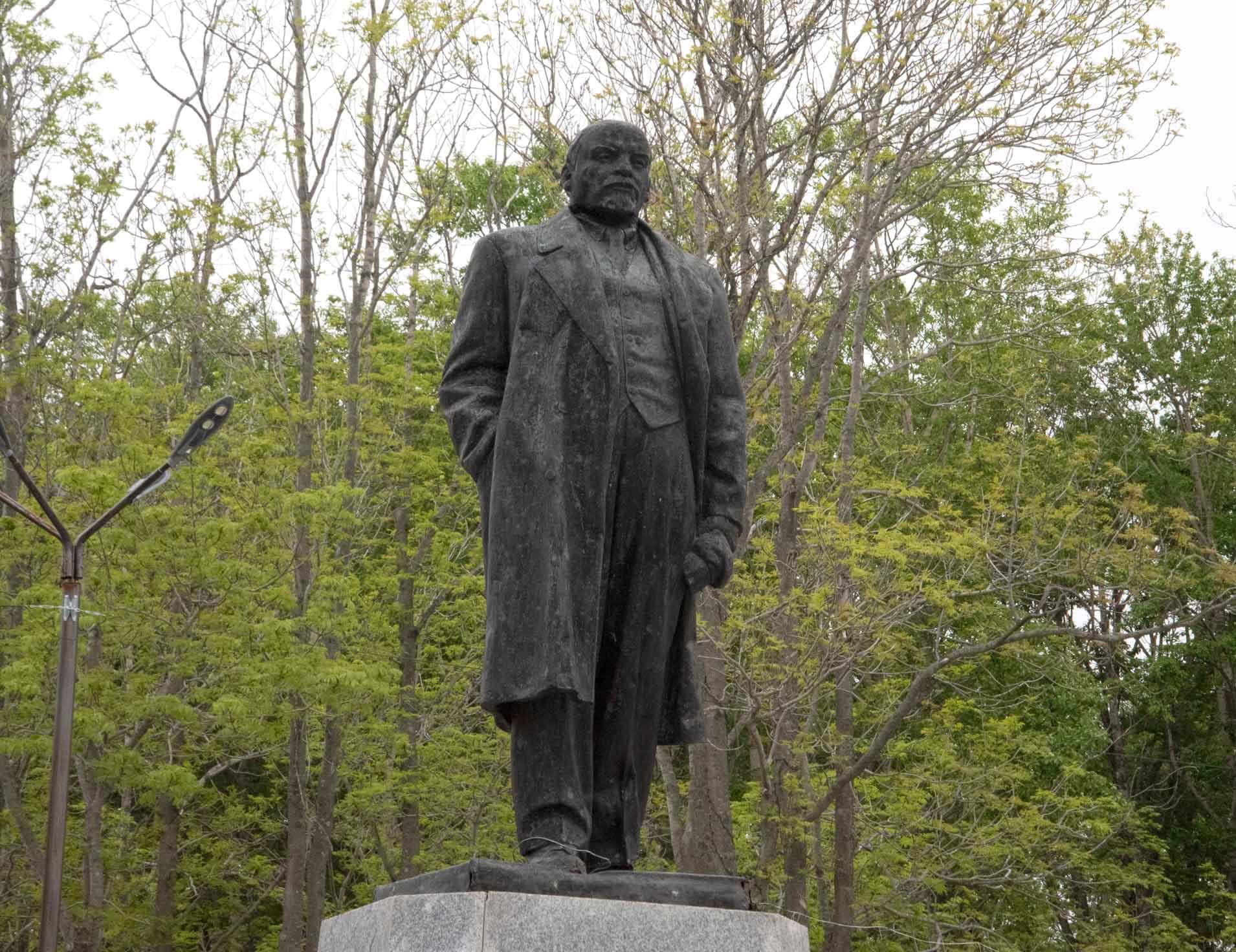 Памятник В. И. Ленину в Долинске