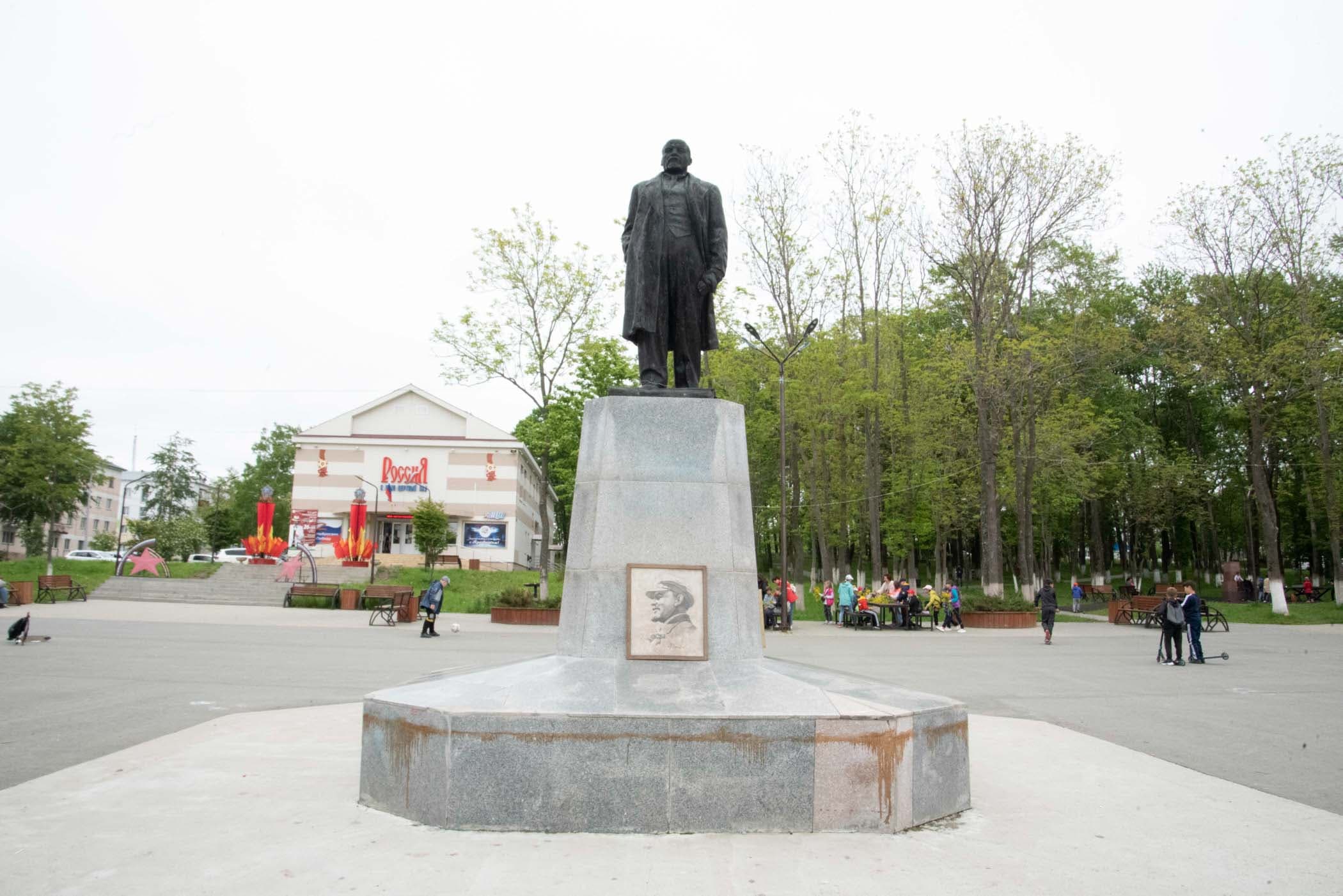 Памятник В. И. Ленину в Долинске