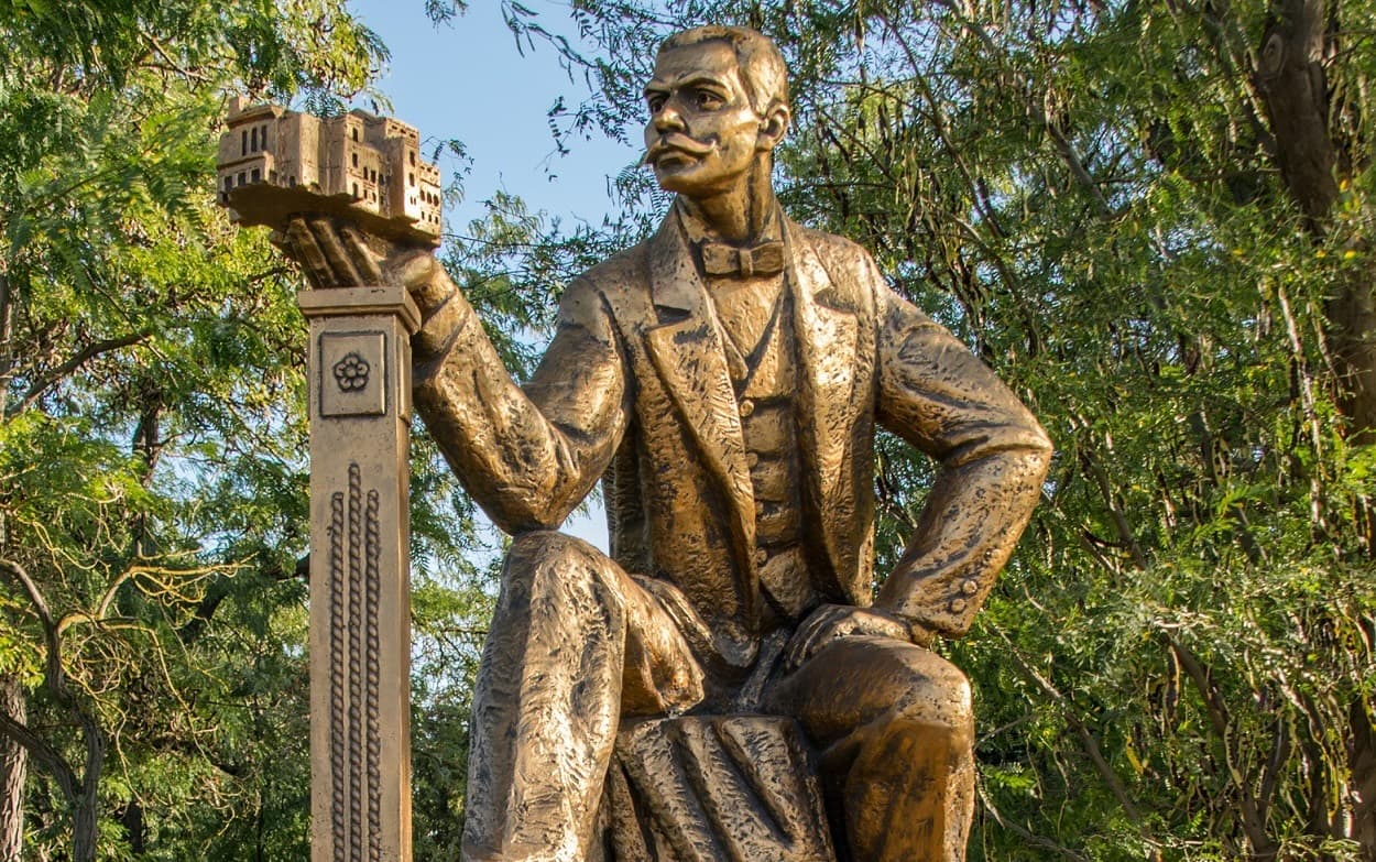 Памятник Дувану