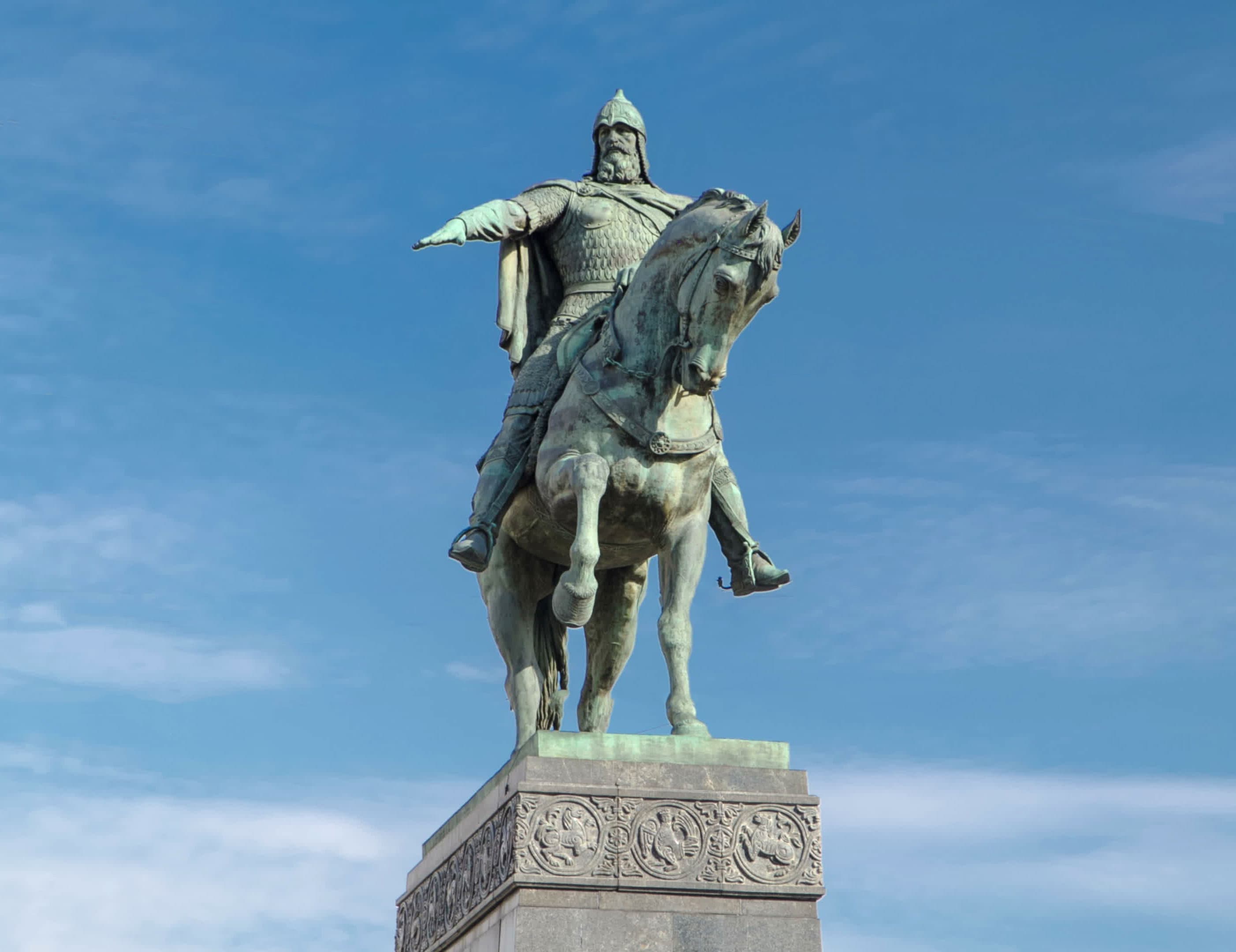 Памятник Юрию Долгорукому
