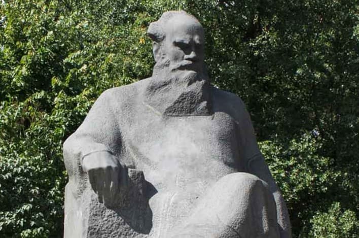 Памятник Л. Н. Толстому в сквере Девичьего поля