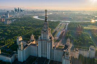 Михайло Ломоносов: мозаика, телескоп и макет химической лаборатории ученого 