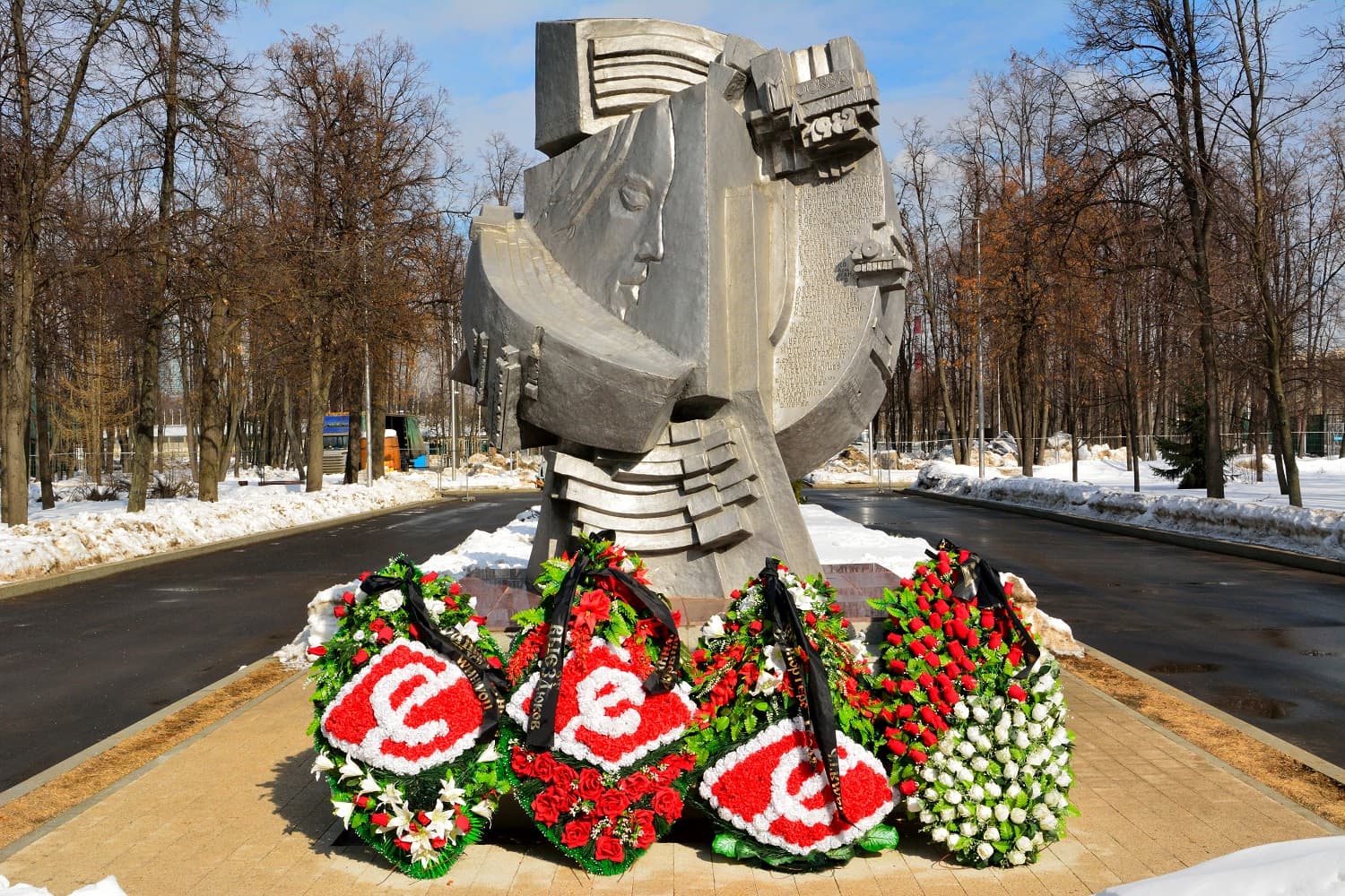Памятник «Погибшим на стадионах мира»