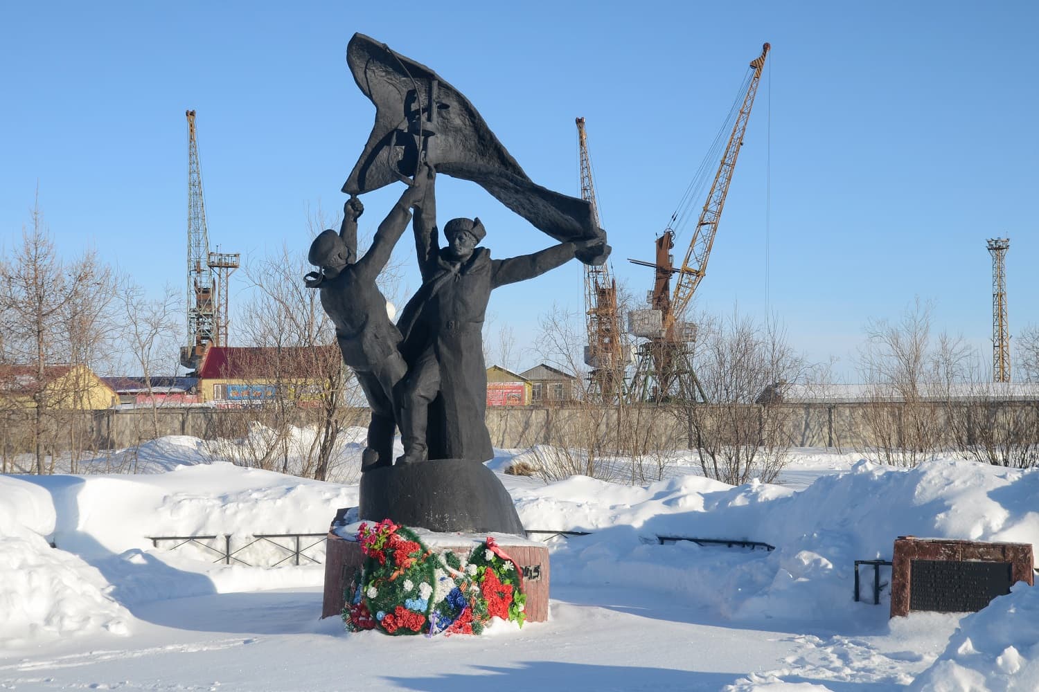 Памятник нарьян-марским портовикам
