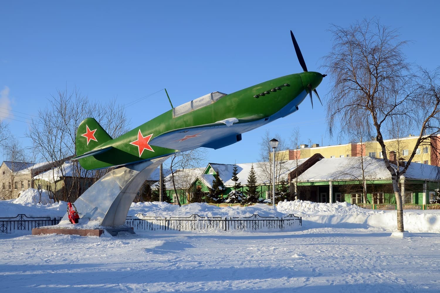 Памятник самолету Як-7Б