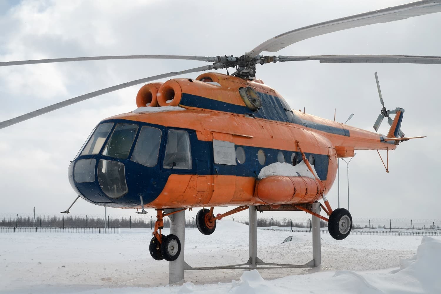Памятный знак «Вертолет Ми-8»