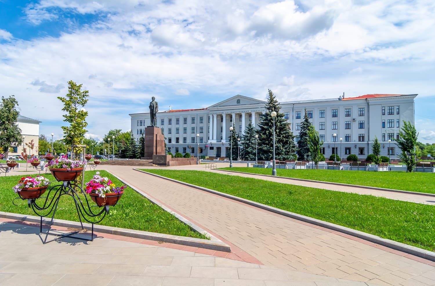 Сквер на площади Ленина