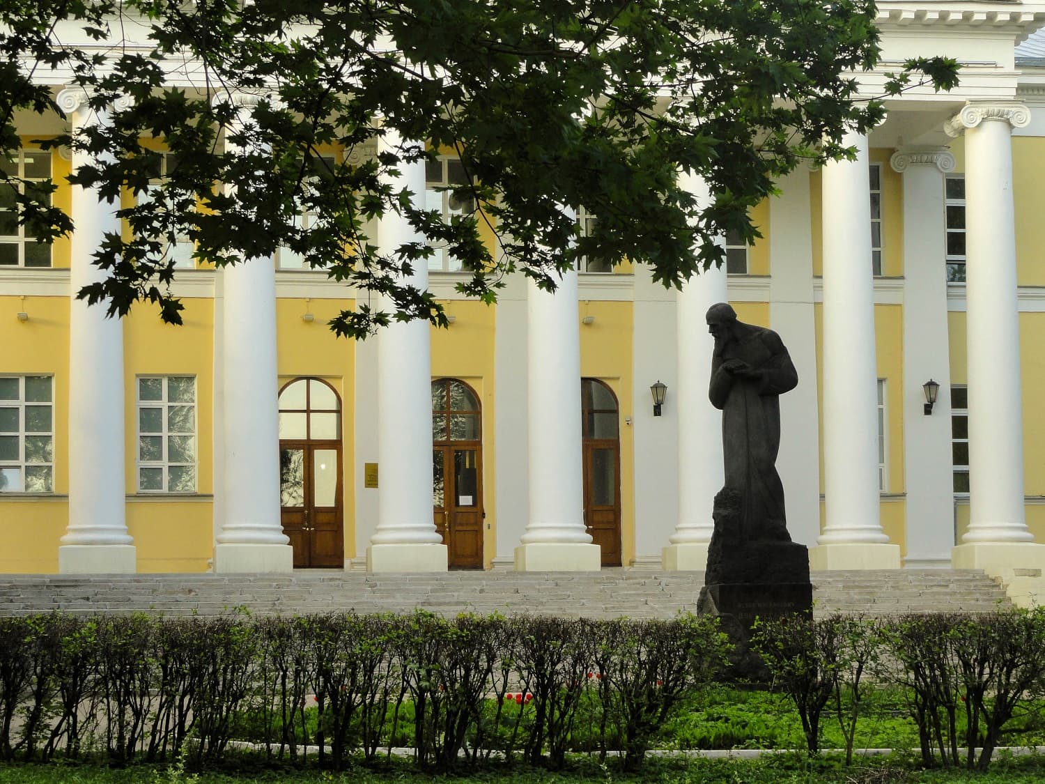 Мариинская больница и памятник Достоевскому