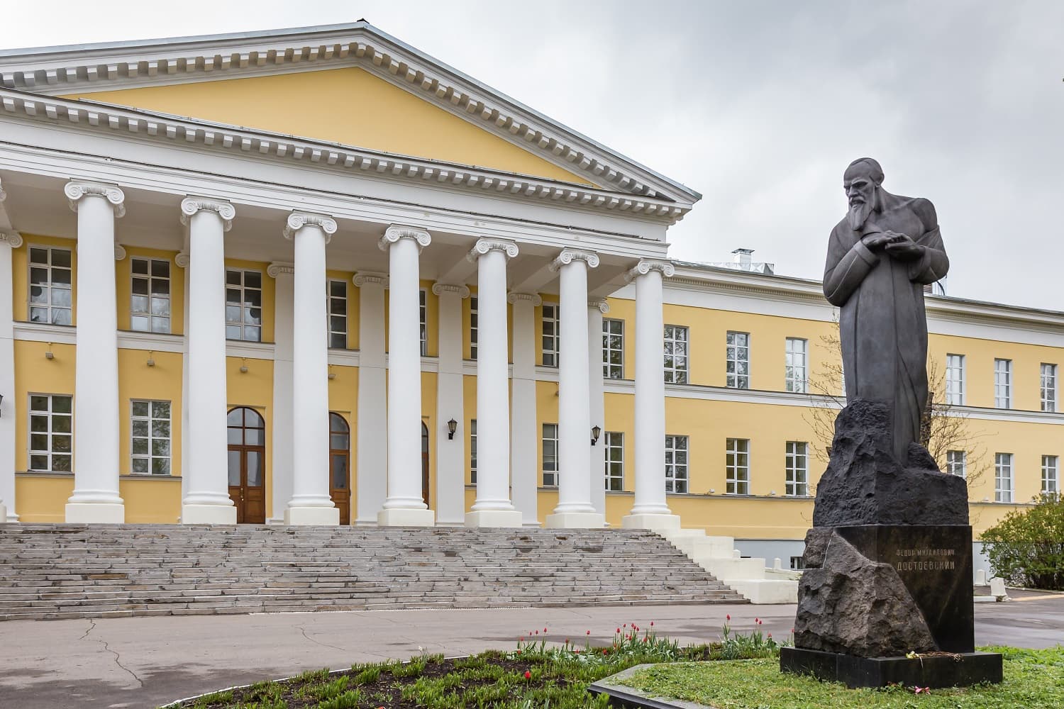Мариинская больница и памятник Достоевскому
