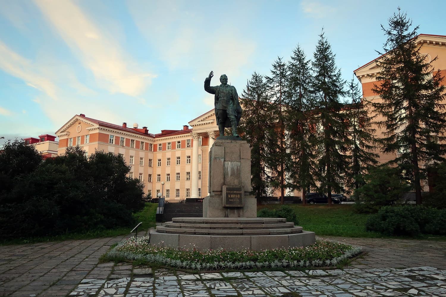 Памятник Кирову