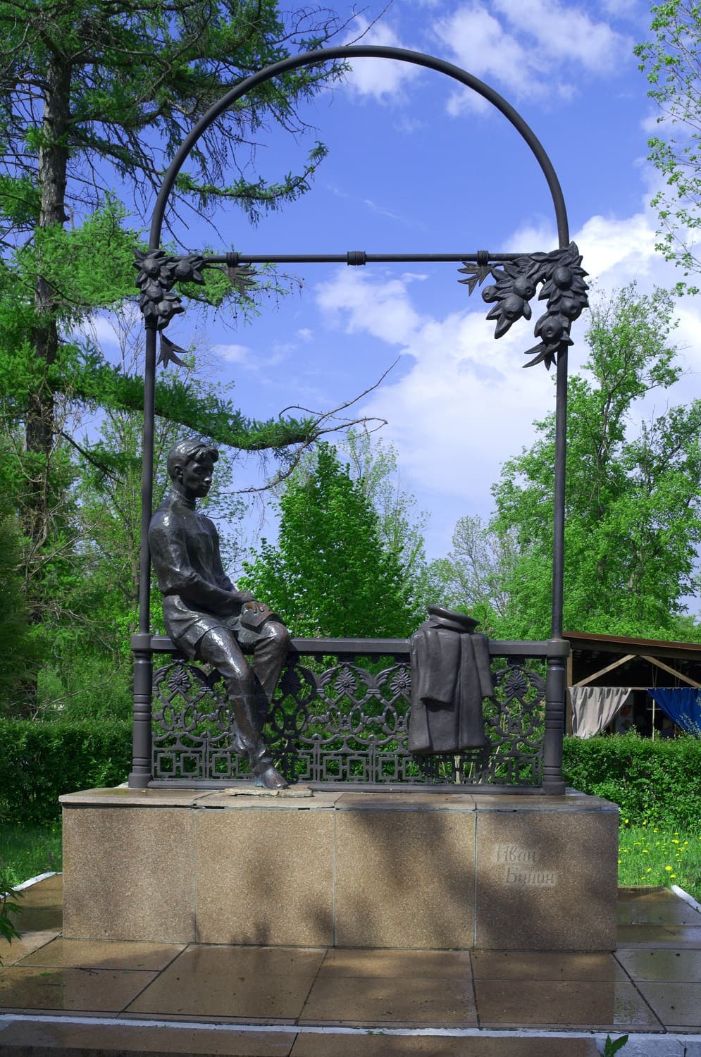 Памятник «Бунин-гимназист»