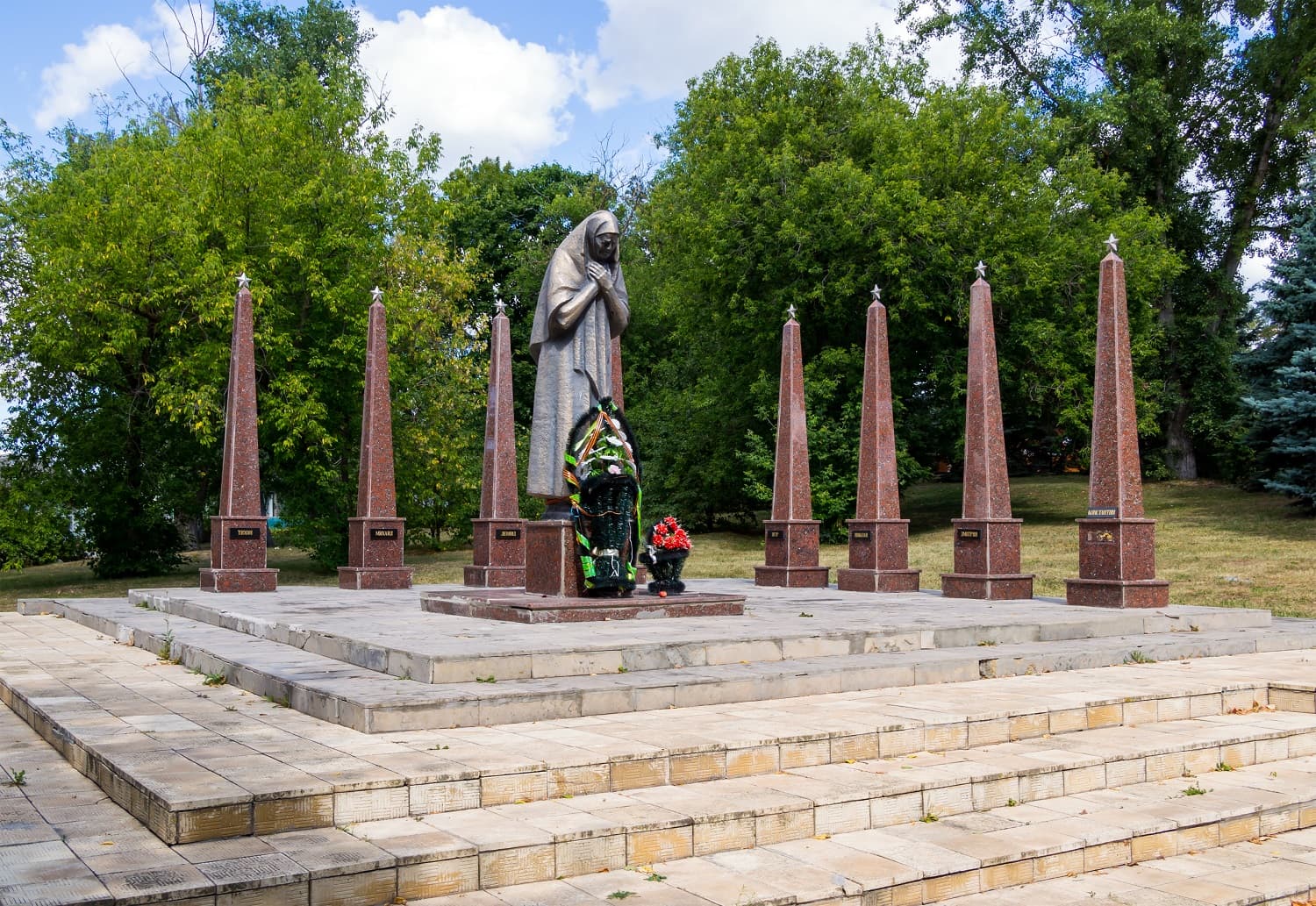 Памятник матери 