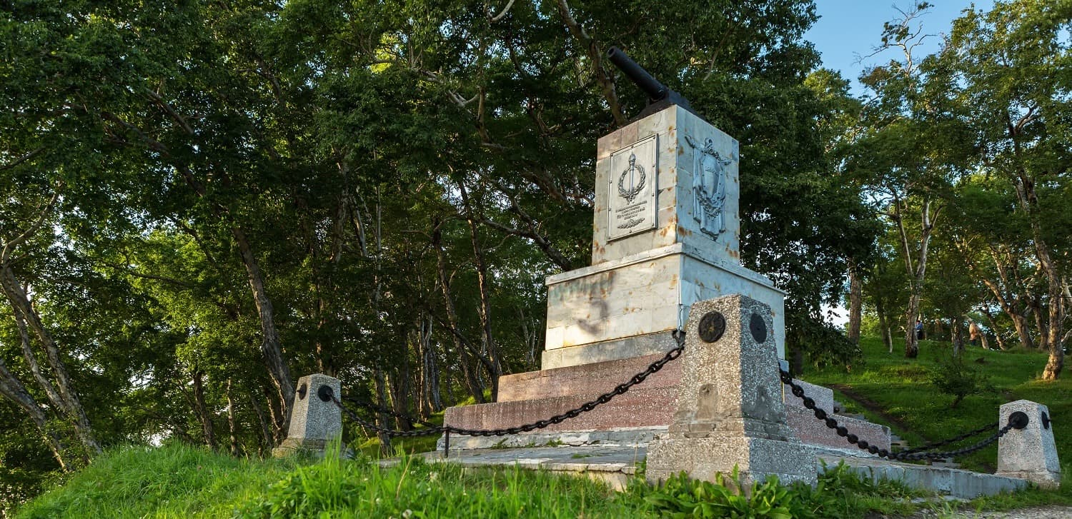 Памятник героям 3 й батареи лейтенанта А. П. Максутова