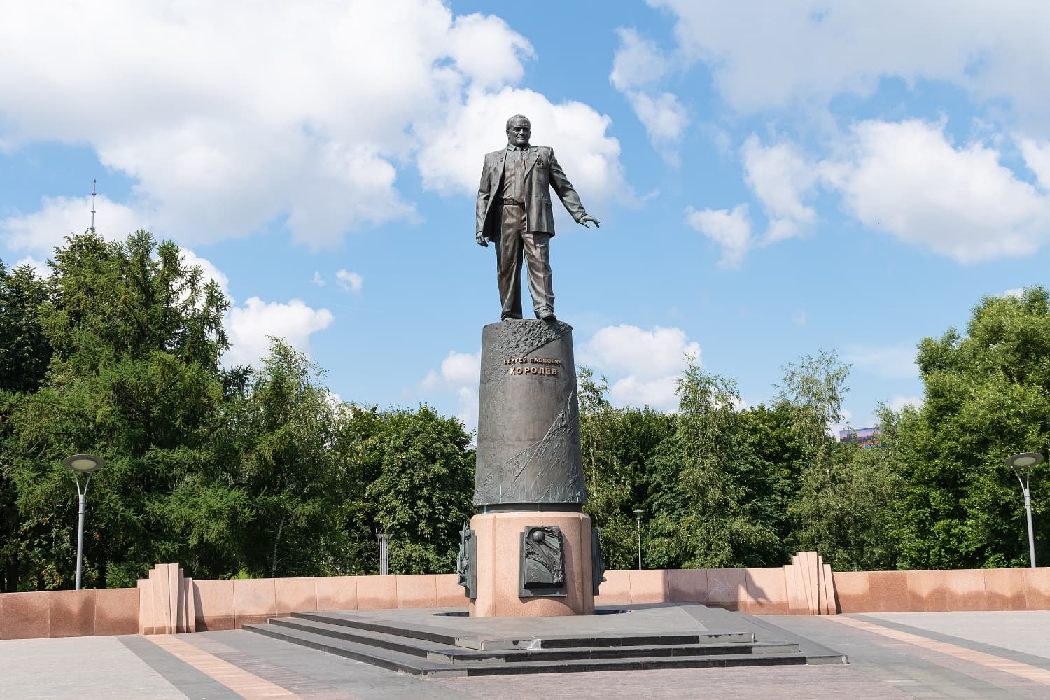 Памятник Сергею Королеву