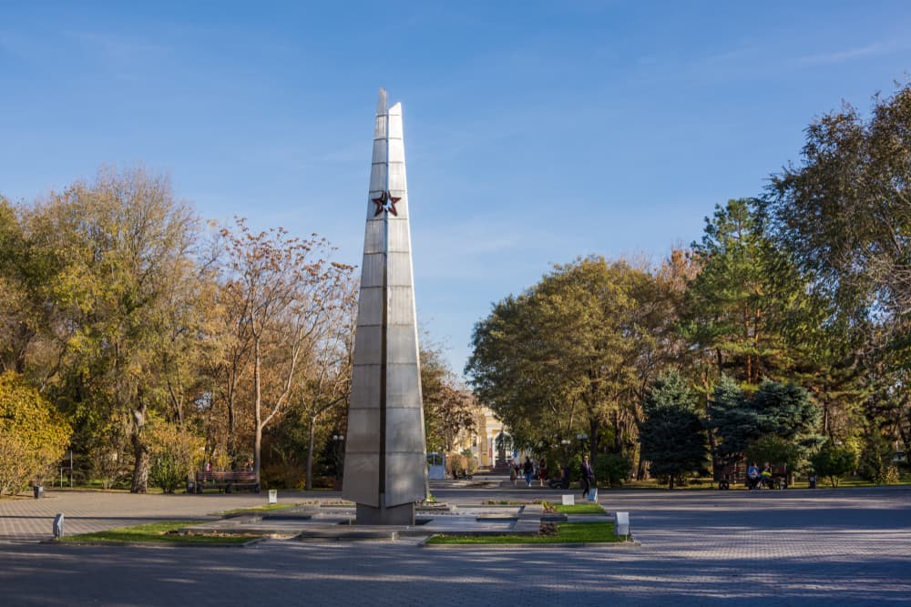 Вечный огонь и обелиск