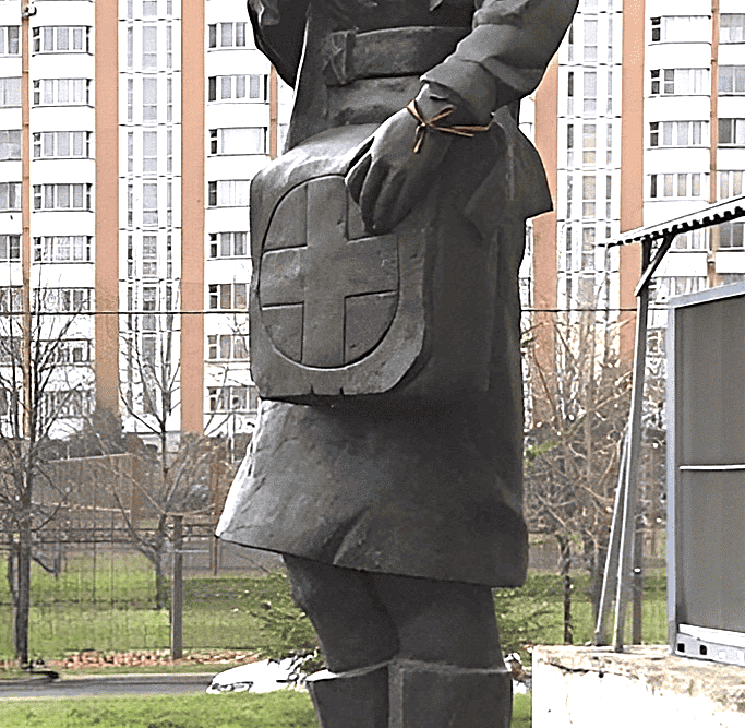 Памятник фронтовой медсестре