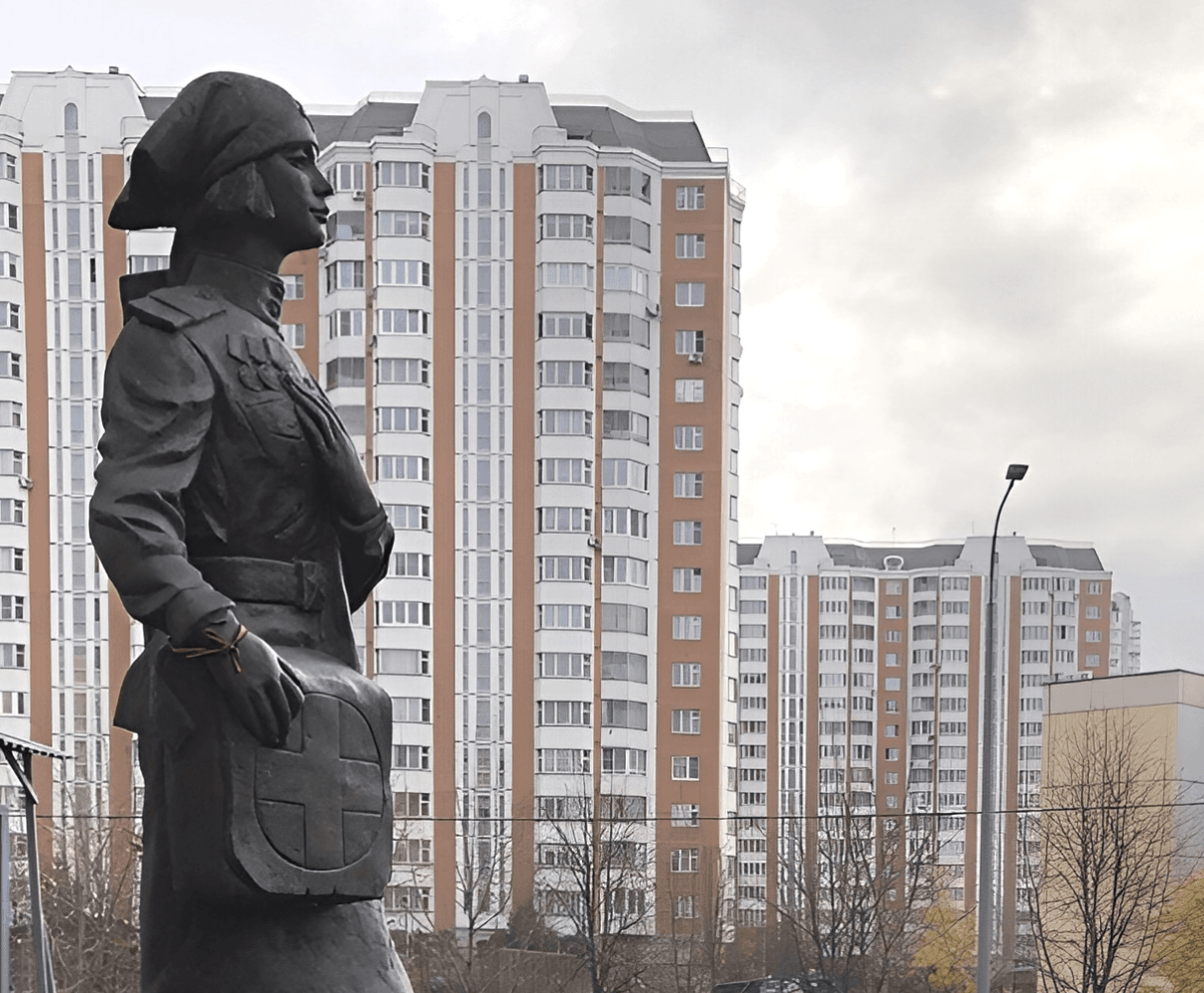 Памятник фронтовой медсестре