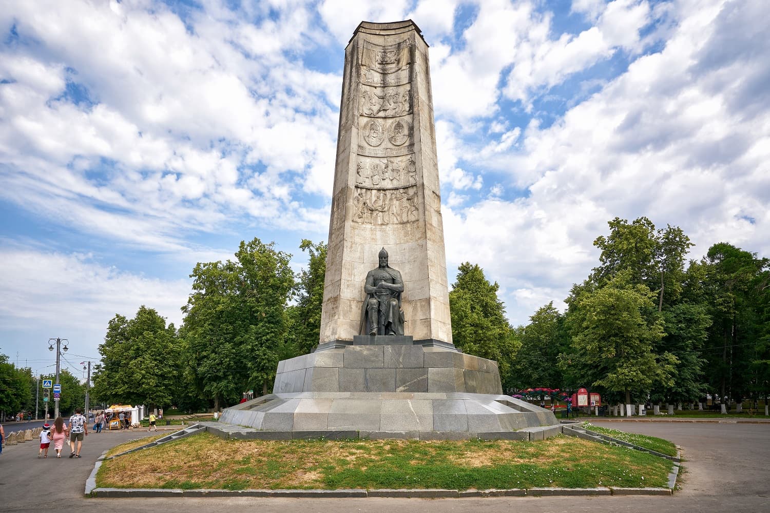 Монумент в честь 850-летия города Владимира