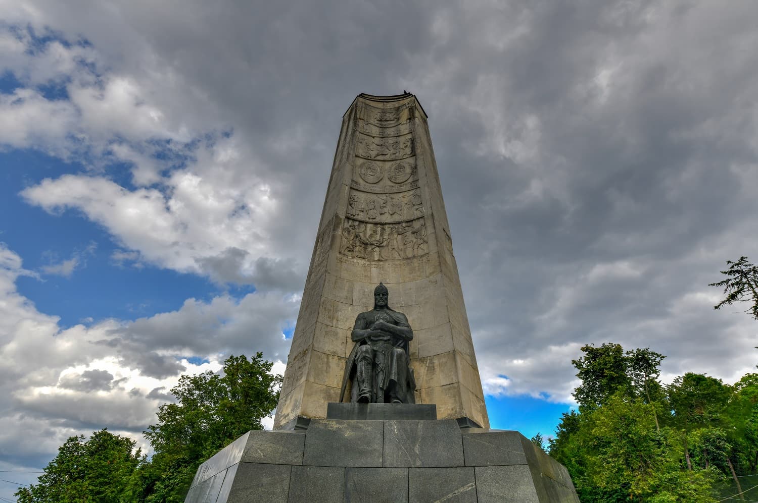 Монумент в честь 850-летия города Владимира