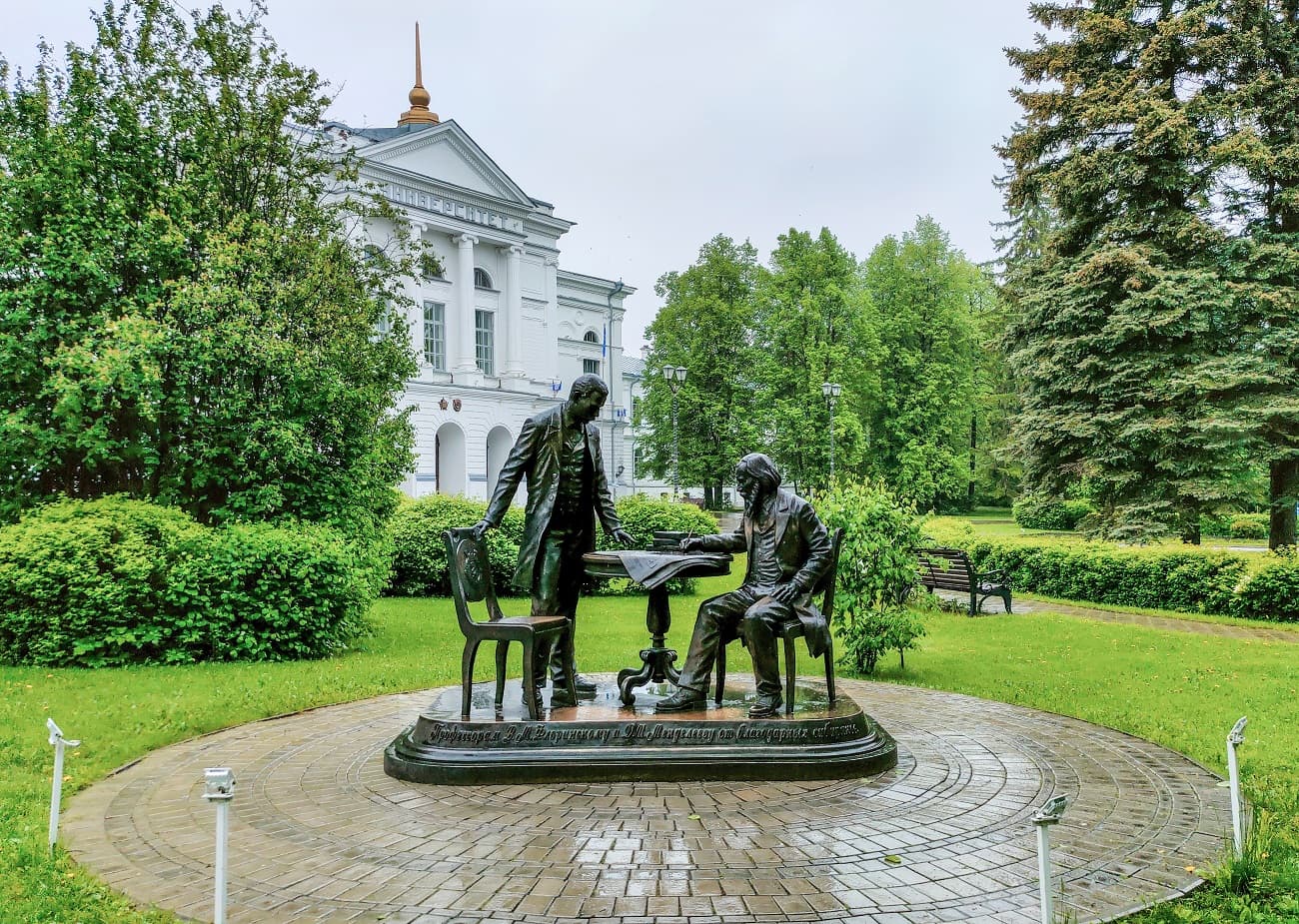 Памятник профессорам В. М. Флоринскому и Д. И. Менделееву