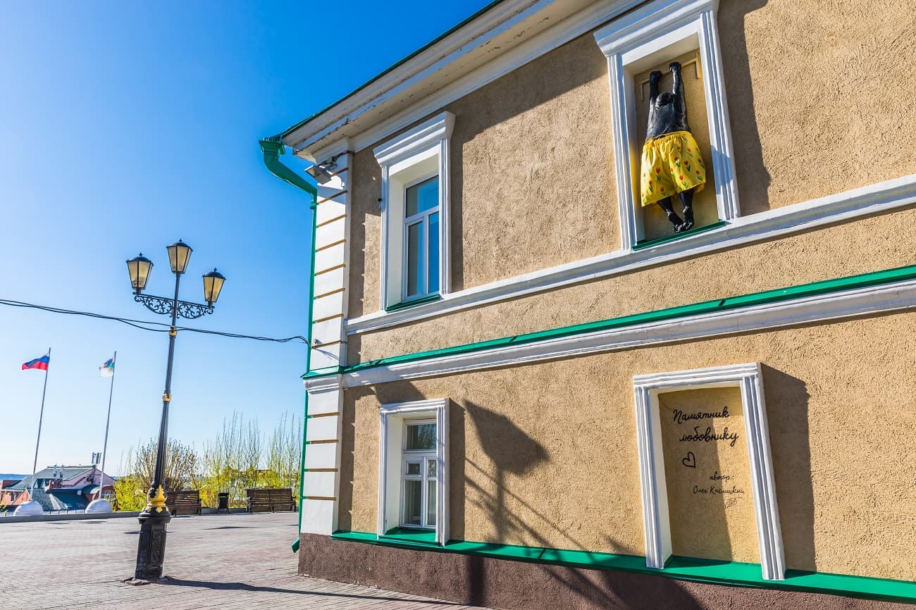 Скульптура «Любовник, спускающийся с балкона»