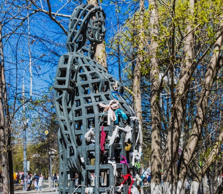 Памятник беременной женщине