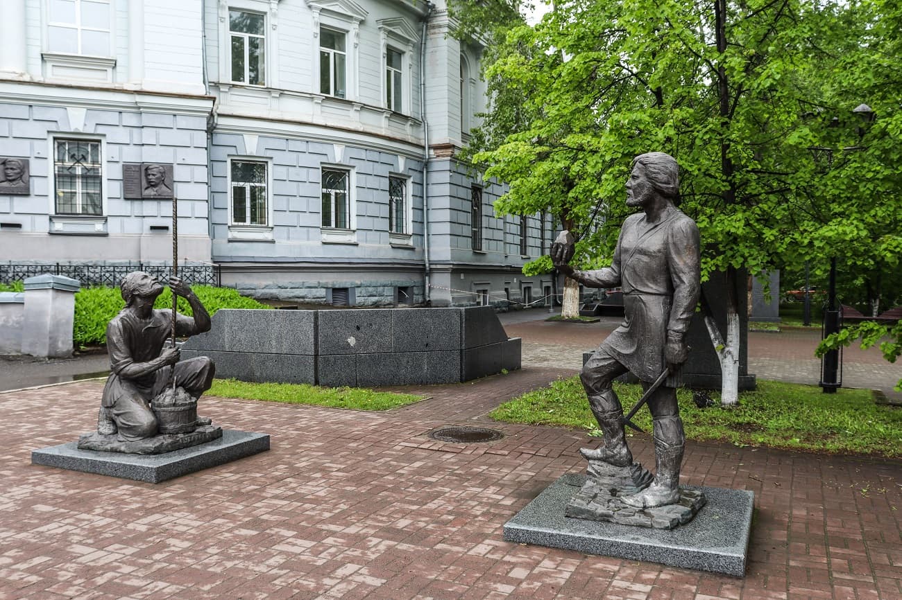 Памятник рудознатцу Федору Еремееву и рудокопу