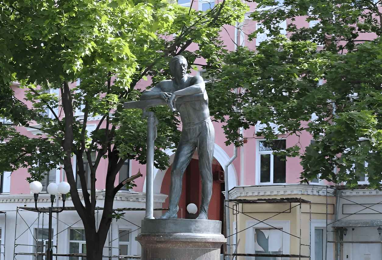 Памятник Николаю Андрианову
