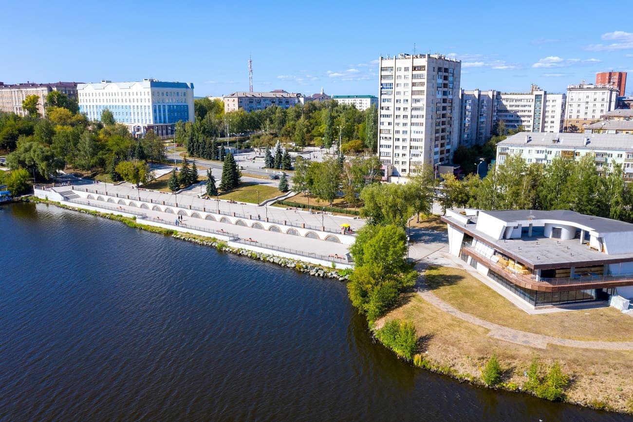 Набережная с видом на Лисью гору