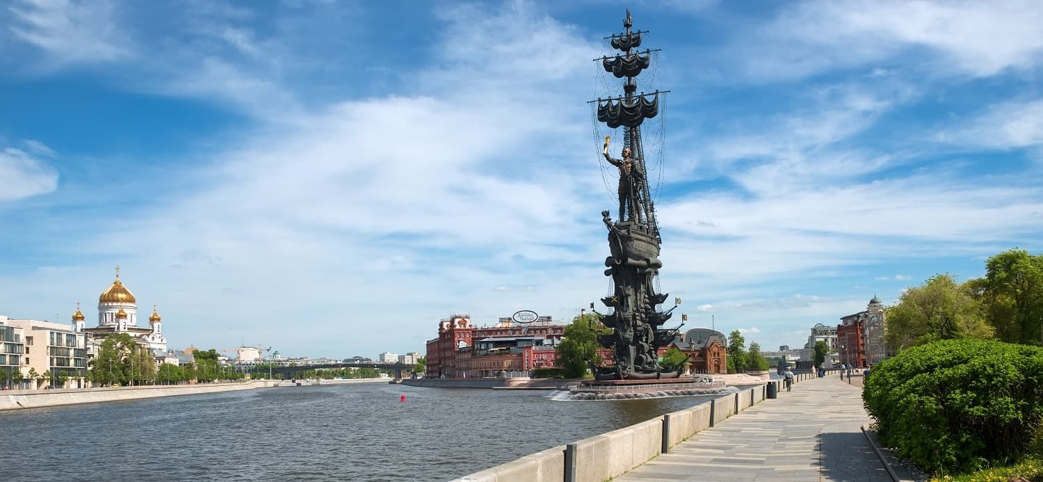 Великан у реки