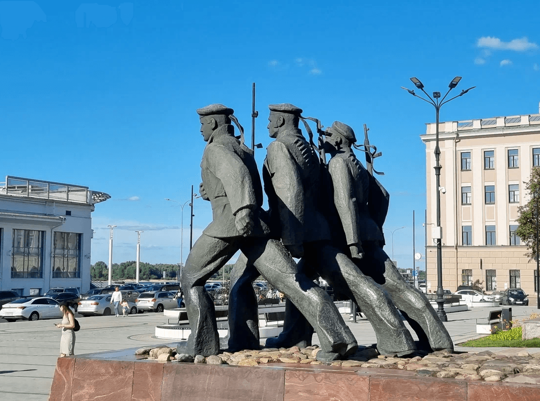 Монумент героям Волжской военной флотилии