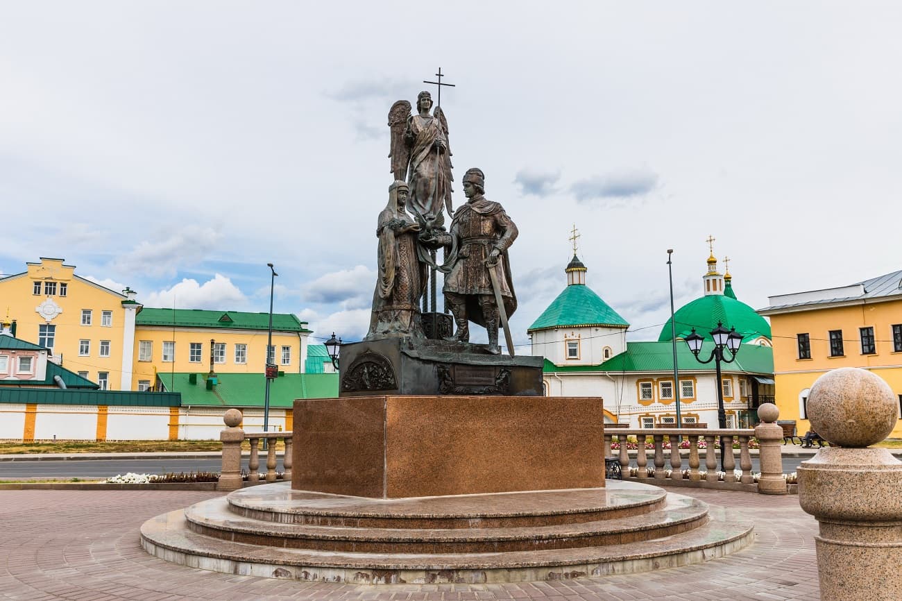 Памятник святым Петру и Февронии