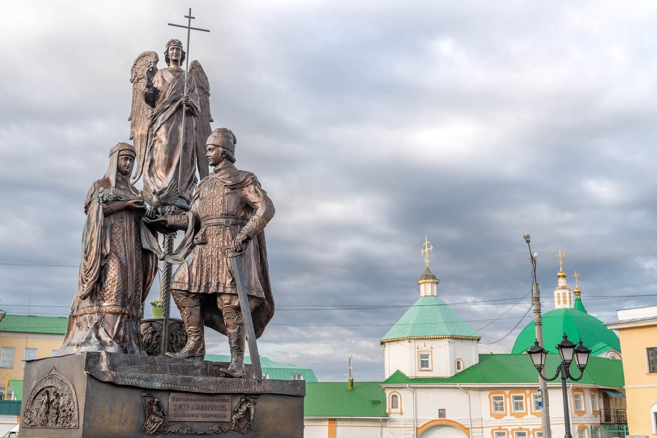 Памятник святым Петру и Февронии