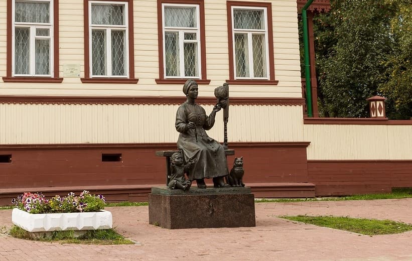 Памятник «Русским женам — берегиням семейного очага»